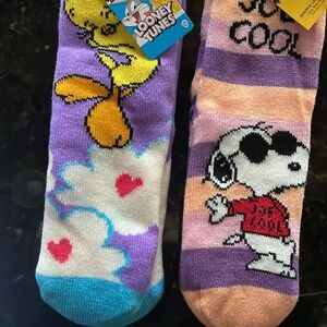 Looney Tunes Sherpa lined socks
Peanuts Sherpa lined socks